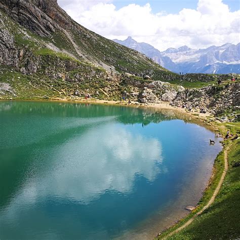 Vista del Lago Boè con la cabinovia Boè sullo sfondo