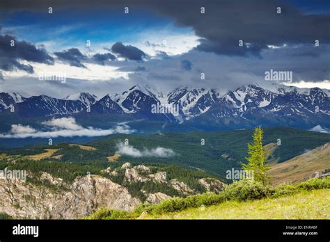 Panorama montano dell'Engadina con cime innevate e cielo parzialmente nuvoloso