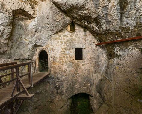 Castello di Predjama, un'iconica fortezza carsica