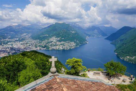 Panorama del Lago di Lugano con il Monte San Salvatore e il Monte Brè in una giornata soleggiata