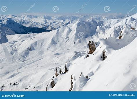 Vista panoramica della stazione sciistica di Guzet con montagne innevate