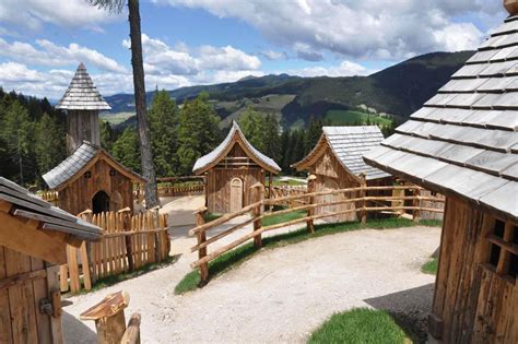 Illustrazione del gigante Baranci e del villaggio degli gnomi sul Monte Baranci