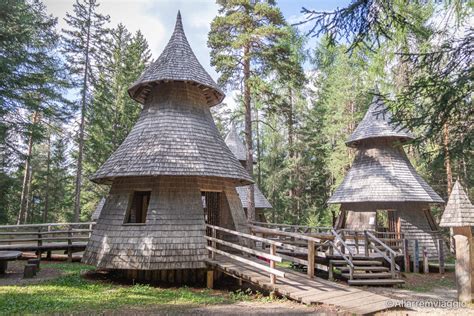 Case di legno a forma di alberi nel Mondo Magico della Foresta