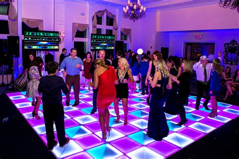 Interno di un vivace music club con pista da ballo e DJ