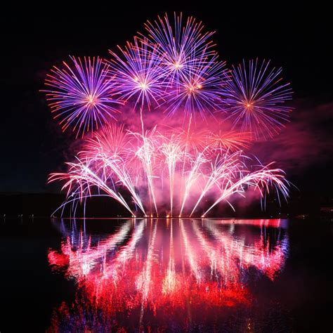 Fuochi d'artificio spettacolari sopra le montagne innevate di Garmisch-Partenkirchen