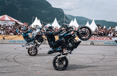 Motociclisti che assistono a uno stunt show durante i BMW Motorrad Days