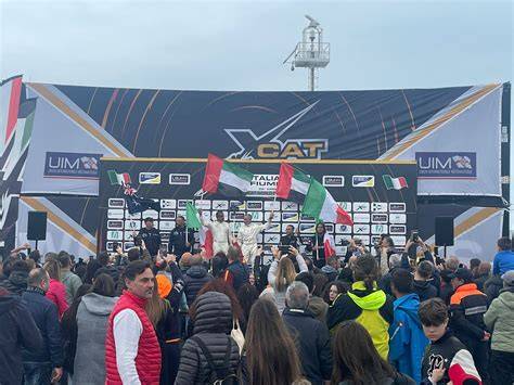 Foto della famiglia Schiano sul podio con la loro imbarcazione XCAT