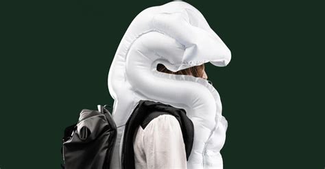 Primo piano di uno zaino airbag con il sistema di attivazione visibile.