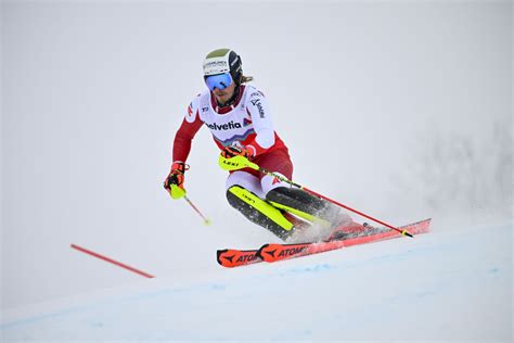 Foto di una vettura da gara impegnata in una curva dello slalom
