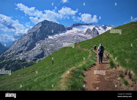 Sentiero escursionistico panoramico tra le Dolomiti con sfondo di montagne