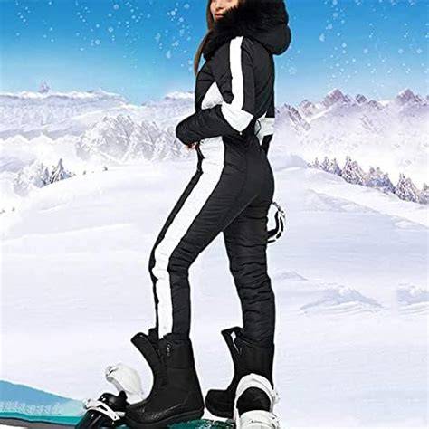 Donna bellissima con tuta da sci e sci in montagna invernale.