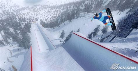 Screenshot di un rider che esegue un trick complesso in Shaun White Snowboarding Essentials per PSP
