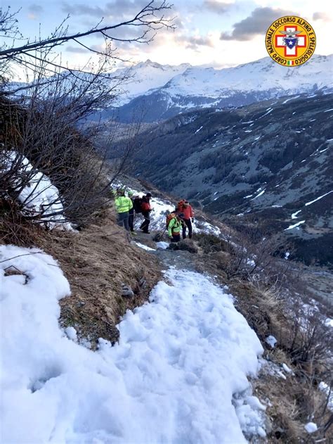 Scialpinista con equipaggiamento di sicurezza su pendio innevato