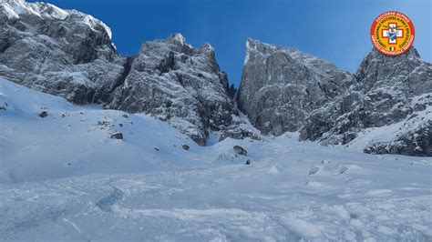 Pendenza dolce in un vallone alpino con scialpinisti