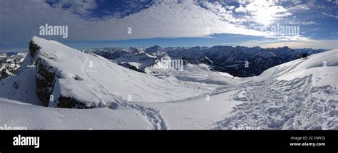 panorama invernale di Valloire con montagne innevate e piste da sci