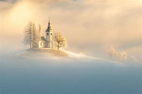 Chiesa barocca di Valloire in un contesto innevato