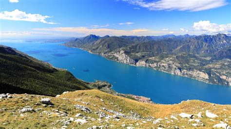 Vista panoramica dalla cima del Monte Baldo con il Lago di Garda sottostante.