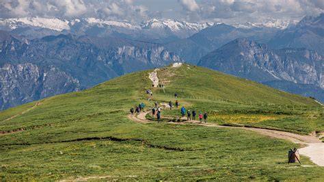 Escursionisti che percorrono un sentiero panoramico sul Monte Baldo.