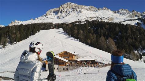 esterno della malga Epircher Laner con persone che si godono il sole