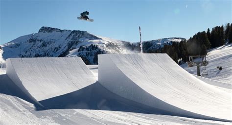 snowpark di Obereggen con freestyler in azione