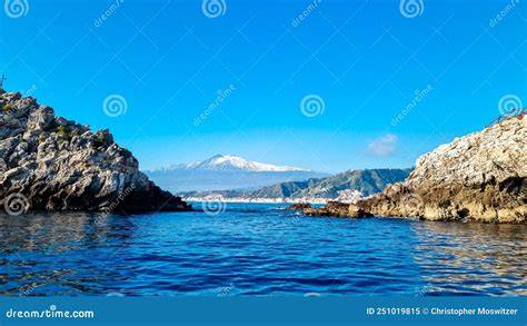 Panorama montano innevato con vista sul mare Adriatico dalla Majelletta