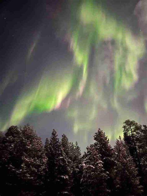 Immagine suggestiva di una famiglia che osserva l'aurora boreale in Lapponia