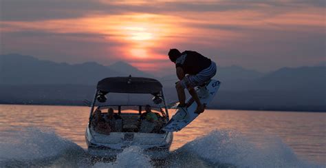 Imbarcazione da wakeboard in azione sul lago.