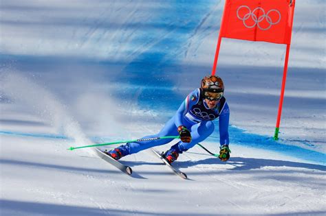 snowboarder che affila le lamine con una lima e un guidalina