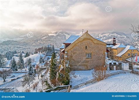 Vecchie baite di montagna in un paesaggio innevato