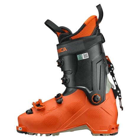 Dettaglio del meccanismo gancio-scarpetta di uno scarpone da sci alpinismo