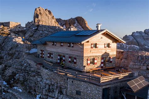 Il Rifugio Torre di Pisa con la caratteristica torre rocciosa