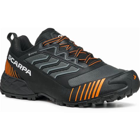 Immagine di scarpe da trail running Tecnica Inferno su un sentiero di montagna roccioso.
