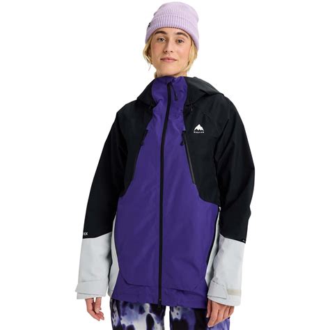 Primo piano della giacca Burton Reserve GORE-TEX 2L nera, mostrando i dettagli delle cerniere impermeabili e il logo Gore-Tex.