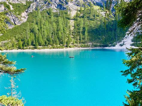 Lago alpino di colore verde intenso circondato da montagne