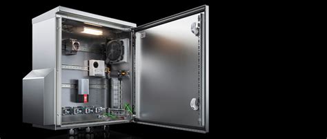 Dettaglio di un armadio elettrico in acciaio inox che evidenzia la finitura e la resistenza agli agenti esterni.