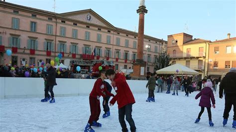vista aerea di piazza Venerio con la pista di pattinaggio illuminata