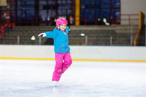 bambini che pattinano allegramente sulla pista di ghiaccio