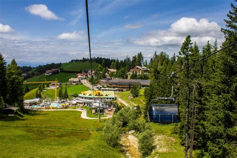 Vista panoramica della seggiovia Oberholz con le montagne circostanti