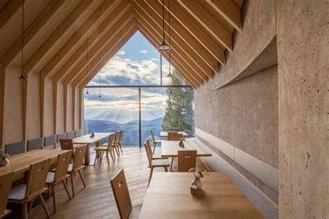 Interno del Rifugio Oberholz con vista panoramica
