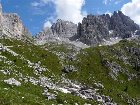 Vista panoramica sull'anfiteatro del Ciadin dei Toci con le torri dei Cadini di Misurina