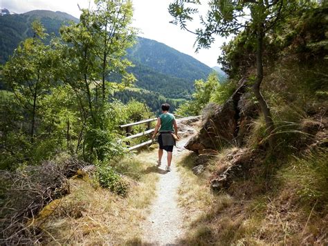 panoramica estiva di un centro montano sloveno con sentieri escursionistici e ciclabili
