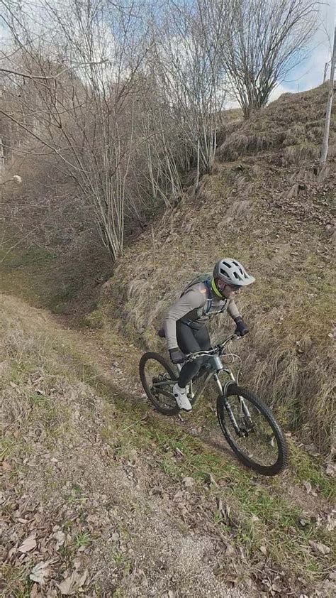 ciclista spericolato su un sentiero sterrato in montagna