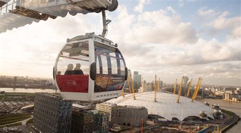 Vista aerea di Londra con la funivia IFS Cloud Cable Car che attraversa il Tamigi