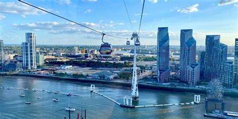 Vista del The Shard e dello skyline di Canary Wharf dalla IFS Cloud Cable Car
