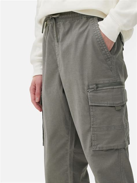 Illustrazione dei pantaloni lunghi in poliestere elasticizzato con dettagli di tasche e cintura