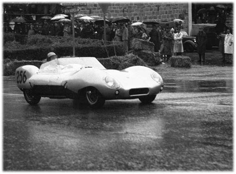 Fotografia d'epoca di Ada Pace al volante della sua Osca 1000 durante la Garessio-San Bernardo.