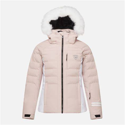 Donna in cima a una montagna innevata con indosso una giacca da sci Houdini Ride Jacket