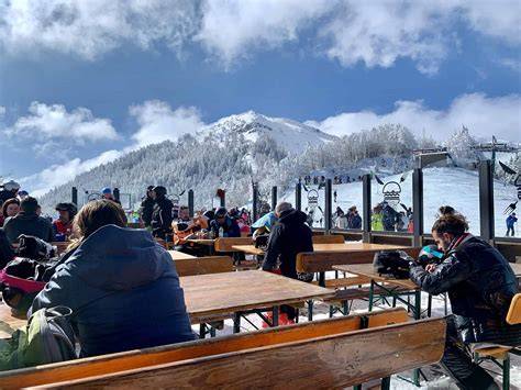 Rifugio alpino accogliente con vista sulle montagne innevate