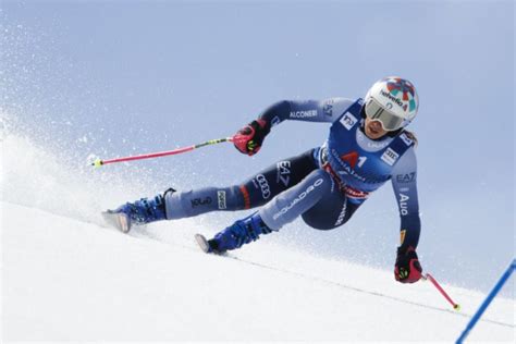 Fotografia di Marta Bassino in azione durante una gara di sci alpino