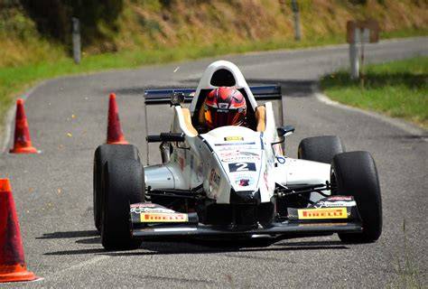 Schema di un percorso di autoslalom con porte e birilli